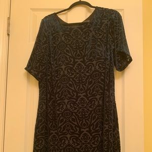 Comfortable holiday dress Jessica Howard, 18W, 2-D looking crushed velvet design